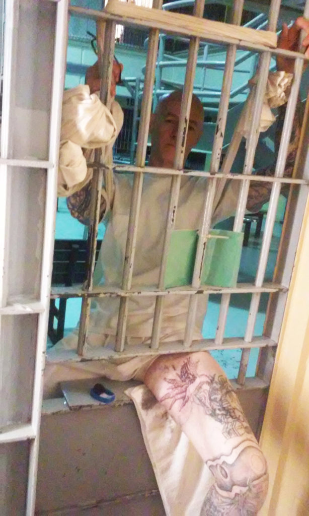 chris roy, tattooer, tatoueur, couloir de la mort, prison, tatouage, death raw, barreaux, cellule, tatouage, noir et gris