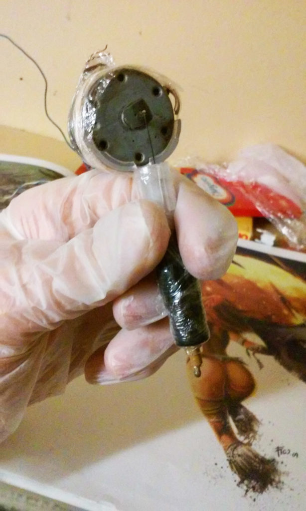 death row tattooist, death row, tattooer, prison, usa, tattooing, machine, pen, stylo, building, dermographe, aiguille