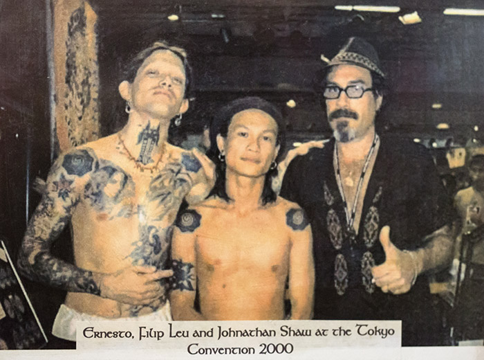 ernesto kalum, borneo head hunters, ernesto kalum, tatoueur, tatouage, tattooing, tats, tattoos, pmod, iban tatouage, iban tattoos,, borneo, sarawak, dayak, sea dayak, apprentice, tattooing, black and white photography, felix leu