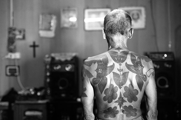 borneo, older man, tatouage, traditionnel, iban, sarawak, dayak, pmod, tatouage , bras, black ink, black tattooing