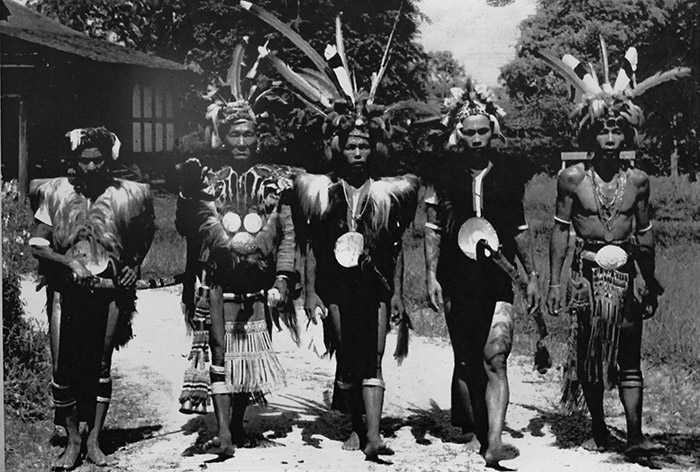 ernesto kalum, borneo head hunters, ernesto kalum, tatoueur, tatouage, tattooing, tats, tattoos, pmod, iban tatouage, iban tattoos,, borneo, sarawak, dayak, sea dayak, tattooing, black and white photography