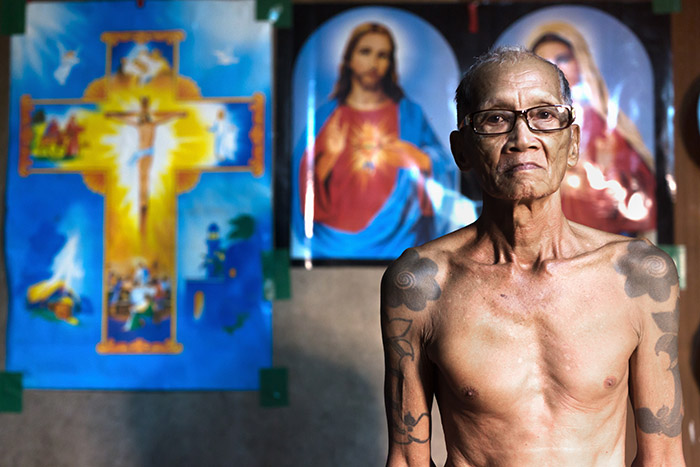 borneo, older man, bunga terung, tatouage, traditionnel, iban, sarawak, dayak, pmod, tatouage , bras, black ink, black tattooing