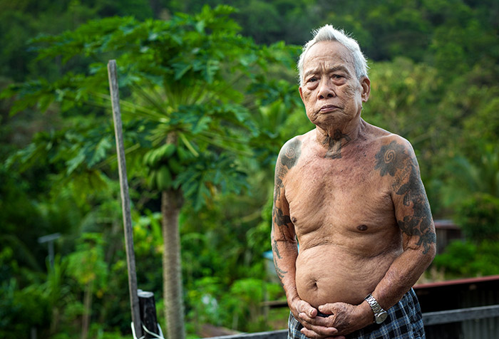 borneo, older man, tatouage, traditionnel, iban, sarawak, dayak, pmod, tatouage , bras, black ink, black tattooing