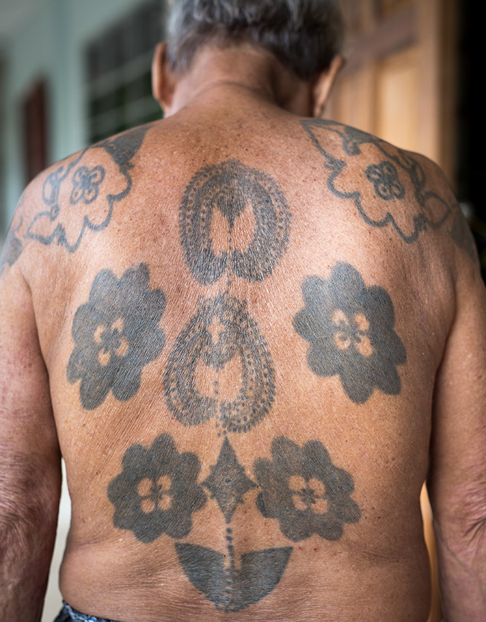 borneo, older man, tattoos, ink, back piece, tatouage, traditionnel, iban, sarawak, dayak, pmod, tatouage , bras, black ink, black tattooing