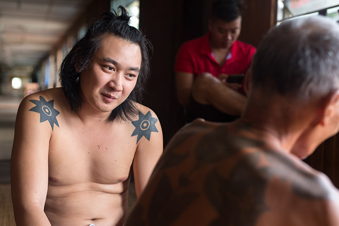 borneo, older man, bunga terung, tatouage, traditionnel, iban, sarawak, dayak, portrait, pmod, tatouage , bras, black ink, black tattooing