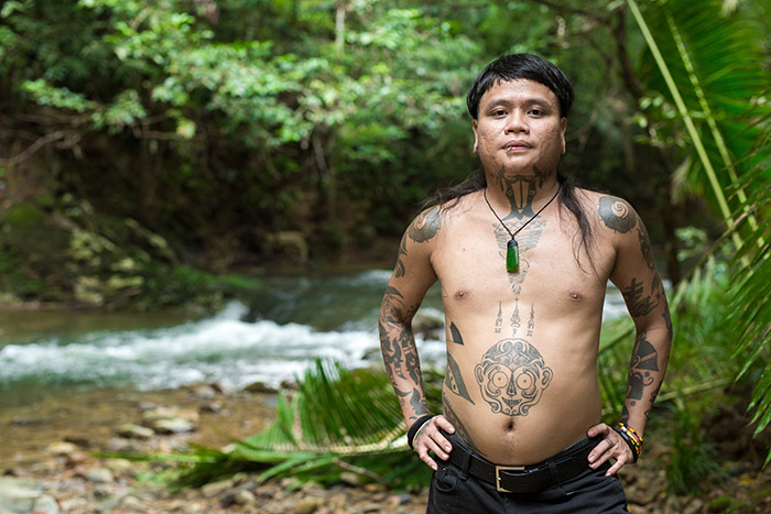 borneo, older man, bungalow tearing, tatouage, traditionnel, iban, sarawak, dayak, portrait, pmod, tatouage , bras, black ink, black tattooing, boi skrang, back piece, skrang tattoo kuching