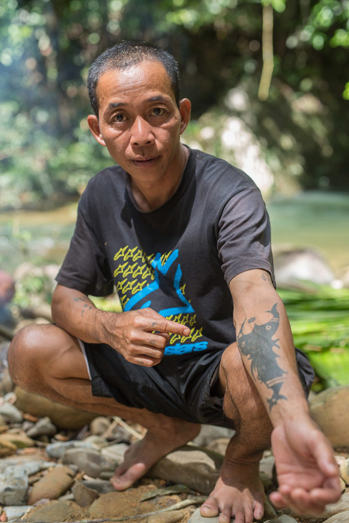 borneo, older man, bungalow tearing, tatouage, traditionnel, iban, sarawak, dayak, portrait, pmod, tatouage , bras, black ink, black tattooing, portrait