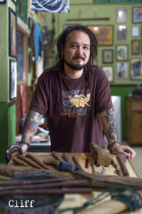 hand tapping, tattoo, tattooer, cliff tattooer, tattooed, borneo, cliff, portrait, pmod, photographie