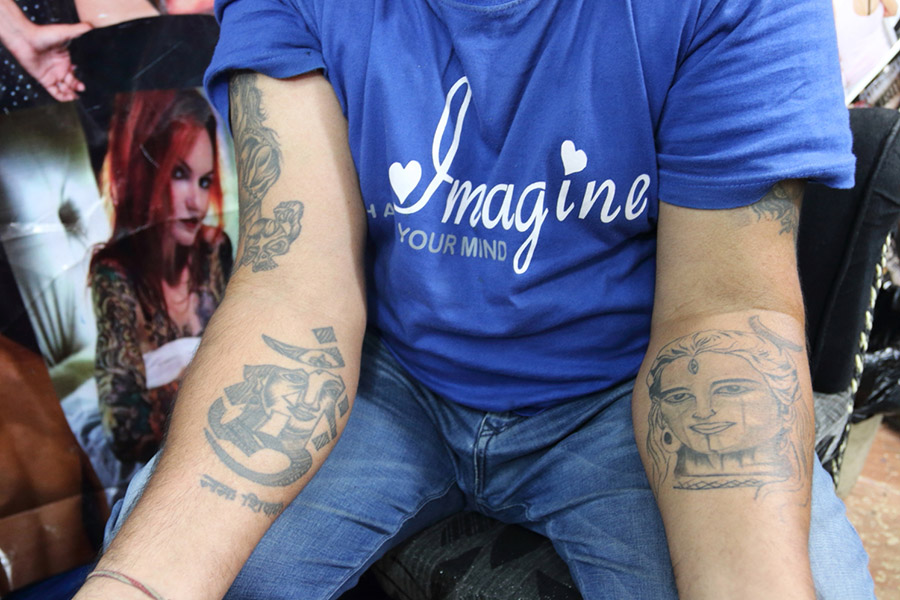 tatouage avant bras, indian ink, tatouage en inde, ravi , homme tatoué, tatouage homme inde