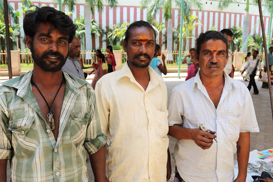 india, reportage, foule, lauré siegel, tom water, tattoo, tattooer, inde, man, hommes inde