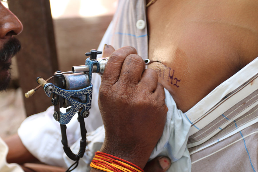 india, reportage, foule, lauré siegel, tom water, tattoo, tattooer, inde
