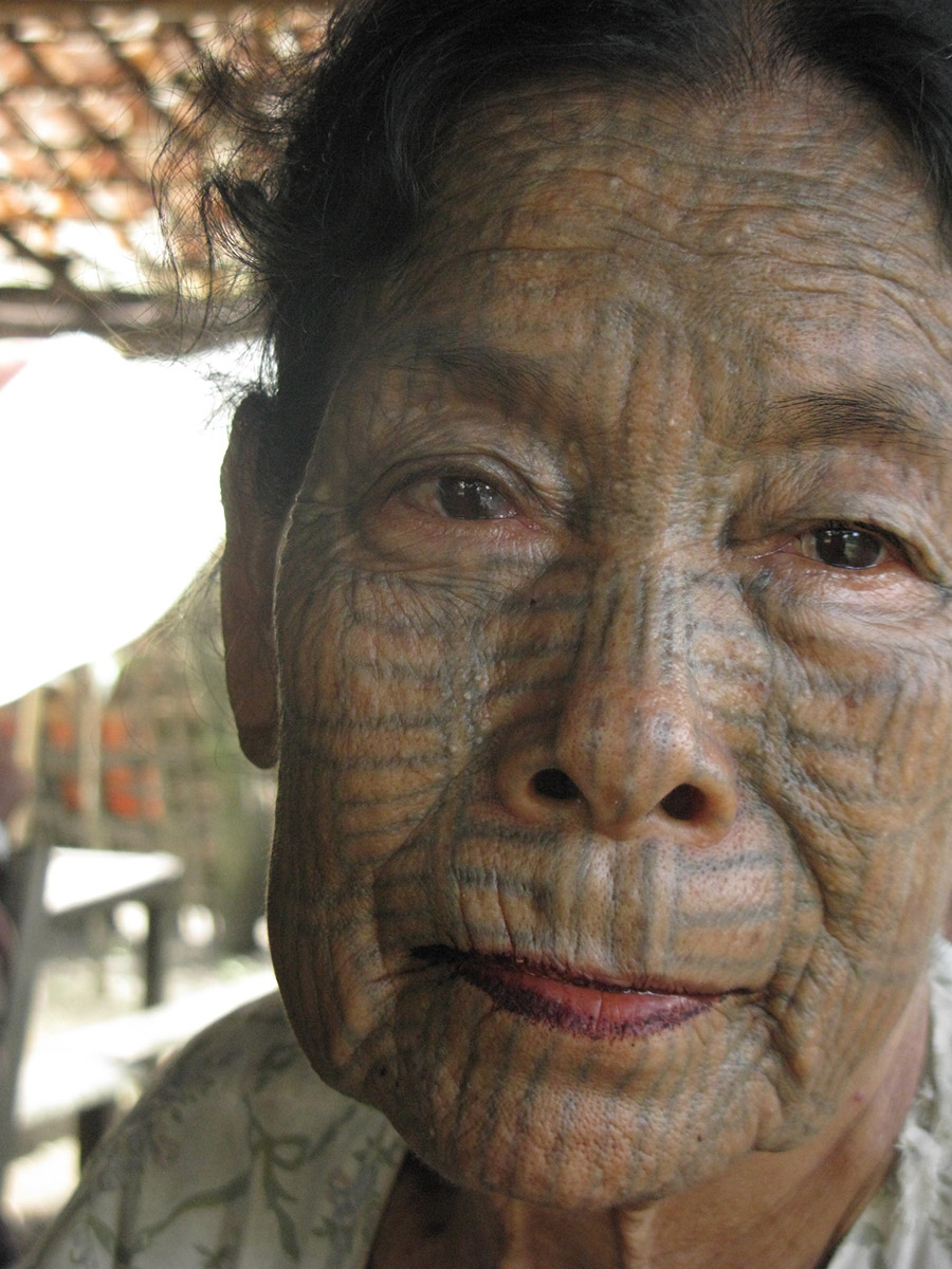 femmes chin, chin faces, women faces, tattooed women, tatouage, femmes chin, visages tatoués