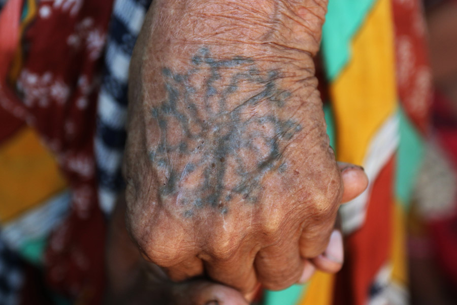 vaches, inde, tatouage, tradition du tatouage,main tatouée, main, femme, tattoo, indian ink, encre, lignes, femme indienne, tatouage