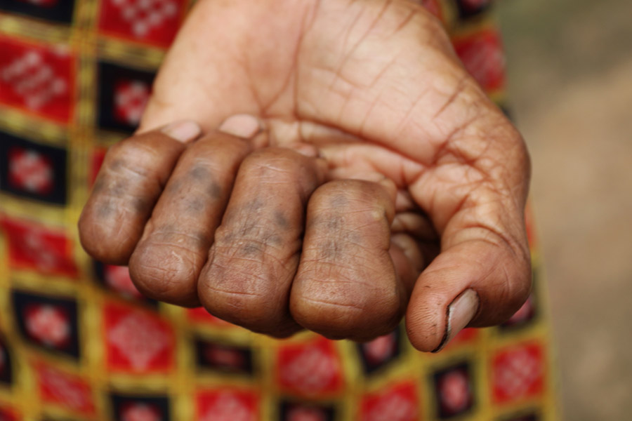vaches, inde, tatouage, tradition du tatouage, femme Kondh, indian ink, encre, lignes, femme indienne, portrait, tatouage, main , doigt, tatouage doigt