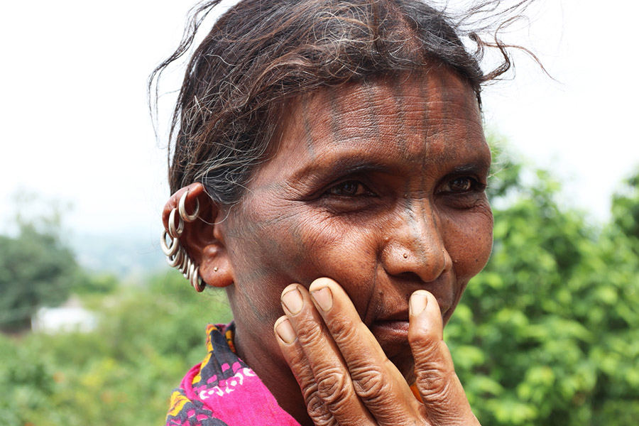 vaches, inde, tatouage, tradition du tatouage, femmes Kondh, femme, tattoo, indian ink, encre, lignes, femme indienne, portrait, tatouage, groupe de femmes