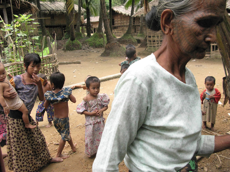 tatouage femme, myanmar, encre, tatouage, village, enfants, birmanie