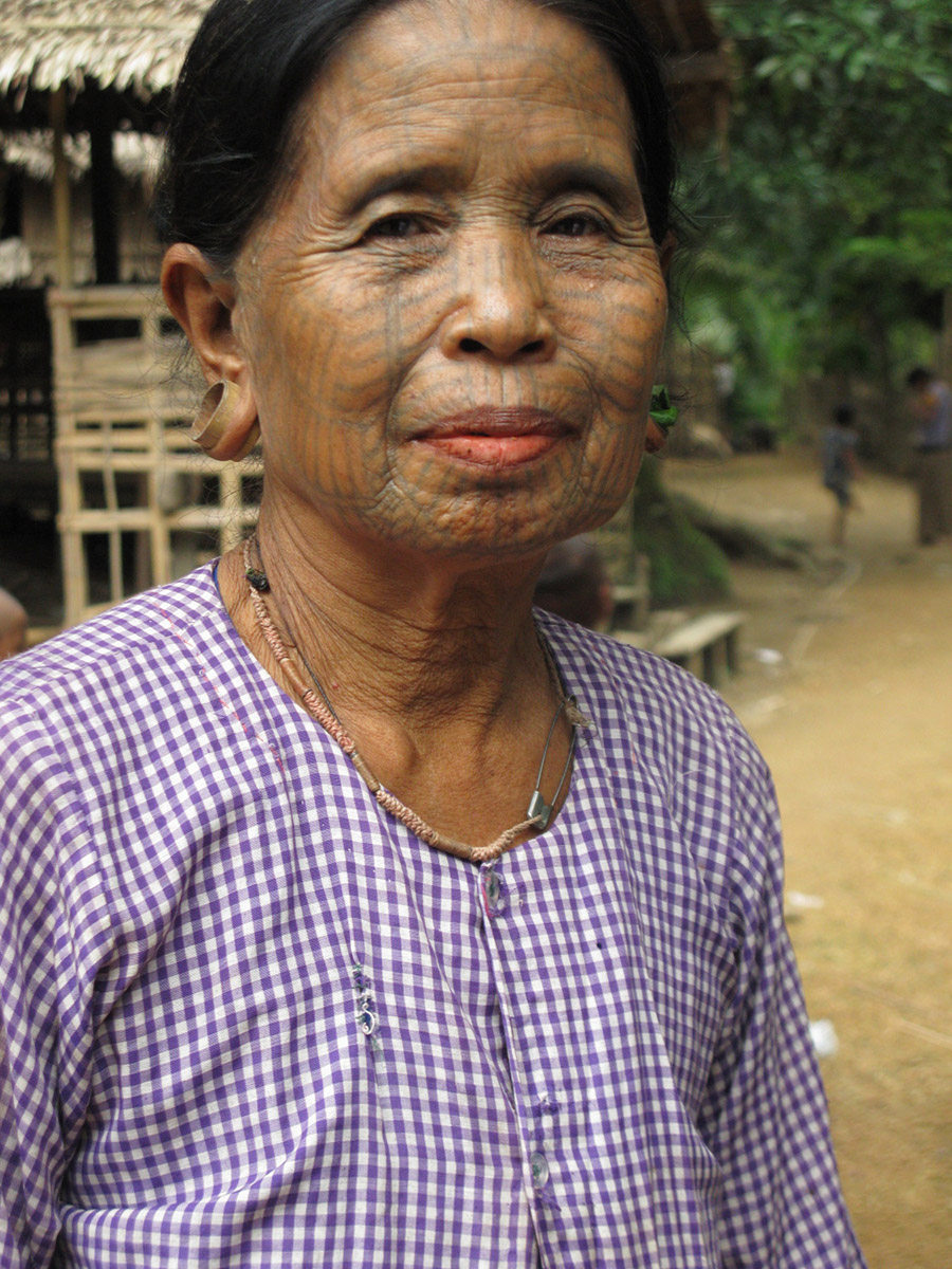 tatouages, femmes chin ,visage tatoué