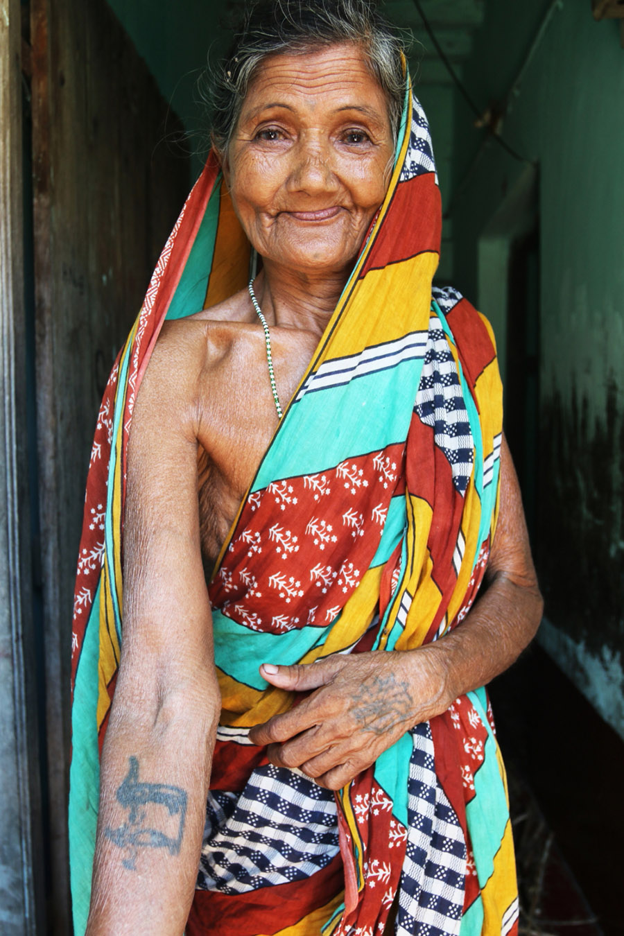 inde, tatouage, tradition du tatouage, femmes Kondh, femme, tattoo, indian ink, encre, lignes, femme indienne, portrait, tatouage, grand mère, tatouage bras, tatouage main
