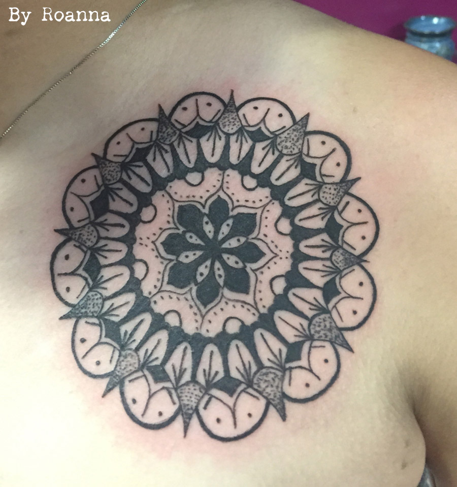tatouage mandala, tatouage noir et gris