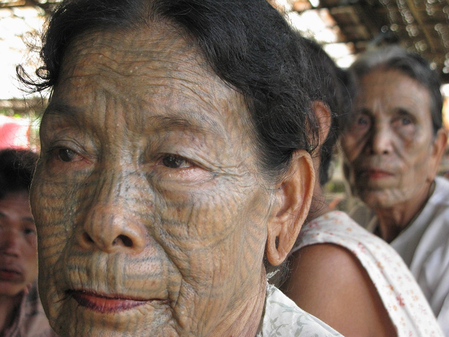 femmes chin, tatouage chin, myanmar