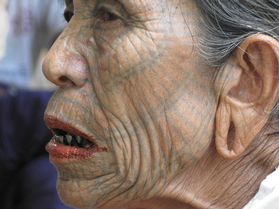 tatouage chin, femmes, visage tatoué, encre, sourire