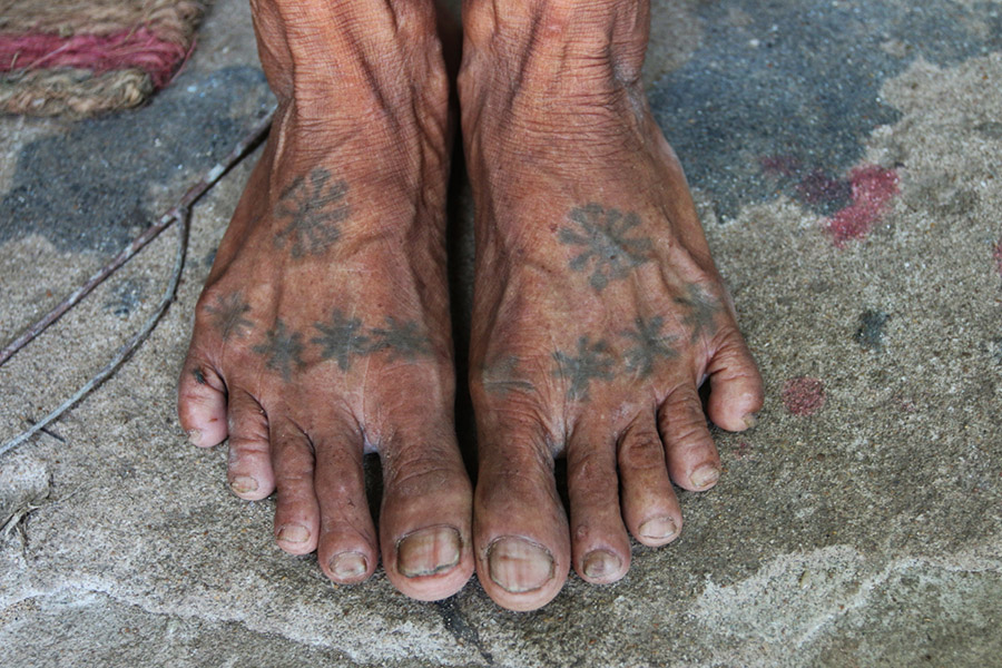 inde, tatouage, tradition du tatouage, pieds tatoués, femme, tattoo, indian ink, encre, lignes, femme indienne, portrait, tatouage, groupe de femmes