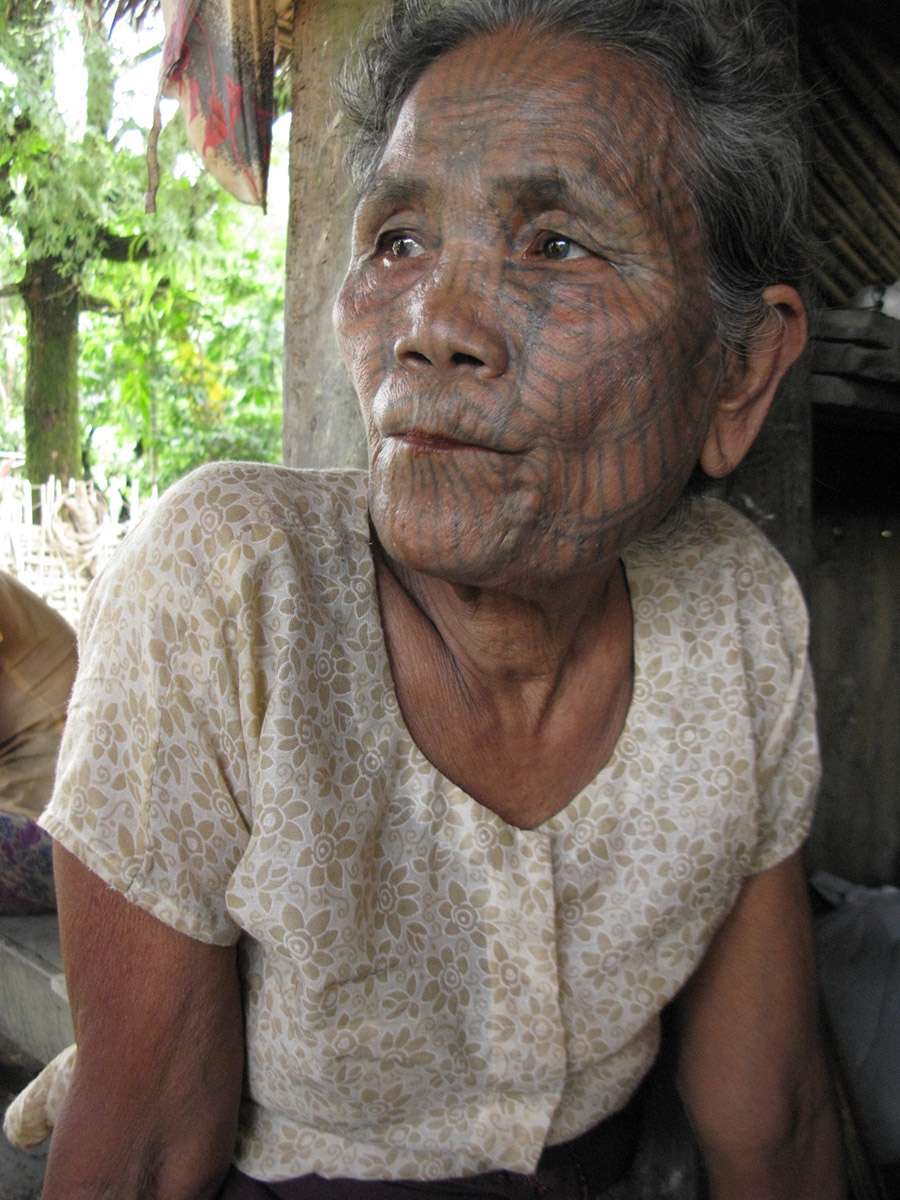 tradition, femmes tatouées, tatouage femme, visage tatoué, face tattoos, femmes birmane