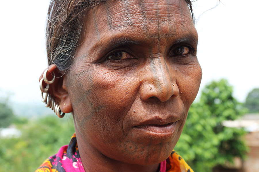 vaches, inde, tatouage, tradition du tatouage, femmes Kondh, femme, tattoo, indian ink, encre, lignes, femme indienne, portrait, tatouage, groupe de femmes
