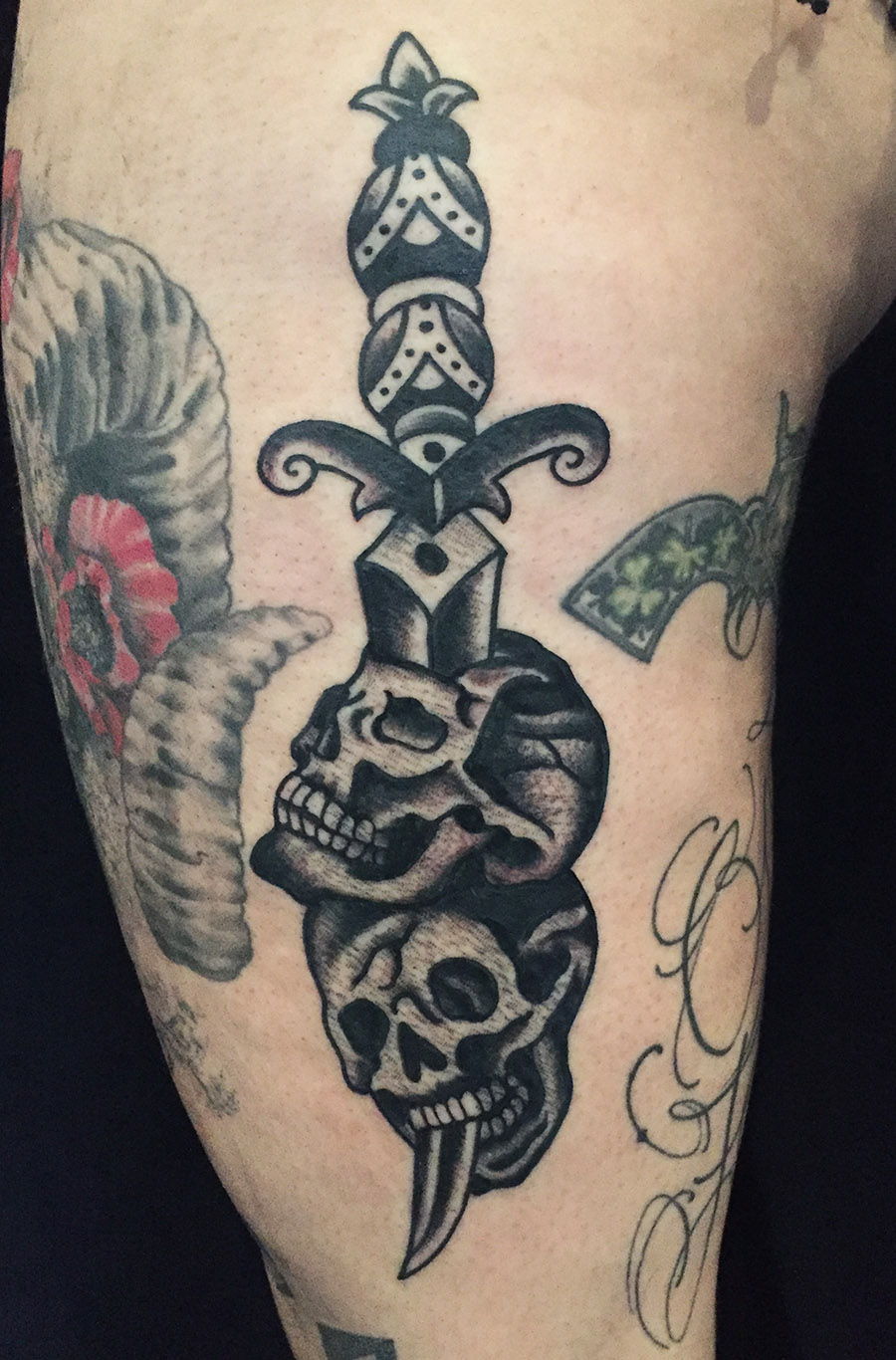 tatouage, tête de mort, glaive, couteau, old school, traditionnel