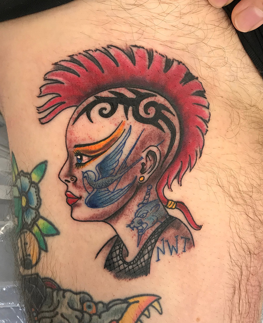punk, punkette, crête, tatouage couleur, tribal
